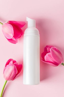 Mavi arka planda kaplıca tedavileri için kozmetik ürünleri. Cilt bakımı, aromaterapi ve rahatlama kavramı. Metin için yer.