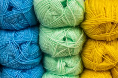 Örgü örmek için bir sürü yün yumağı. Bir el sanatları mağazasında kabarık iplikler satmak.
