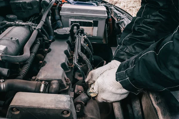 Wymieniam Przewody Wysokiego Napięcia Silniku Samochodowym Mechanik Naprawiający Stary Pojazd — Zdjęcie stockowe