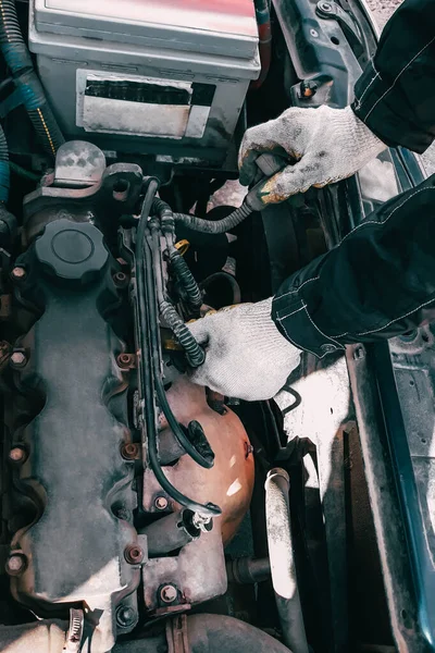 Auto Mecânica Repara Motor Carro Mãos Homem Luvas Trabalho Close — Fotografia de Stock