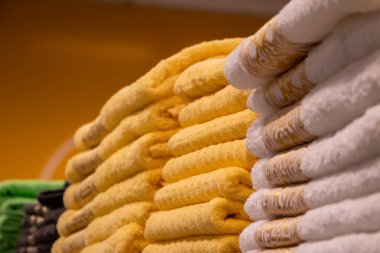 Çok renkli banyo havluları yığını yakın plan. Sağlık hizmetleri için spa aksesuarları.