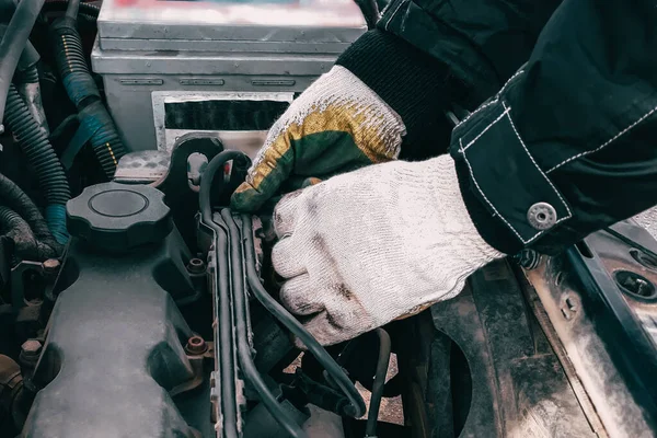 Auto Mechanic Repairs Car Engine Man Hands Work Gloves Close — Stock Photo, Image