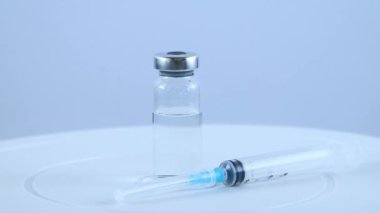 Coronavirus aşısı ve beyaz arka planda tıbbi şırınga. Enjeksiyon için ilaçların rotasyonu. Nüfus ve farmakoloji aşılama kavramı.