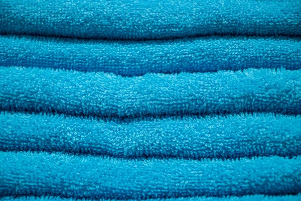 Textura Toalla Rizo Azul Cerca Una Pila Accesorios Baño Suaves — Foto de Stock
