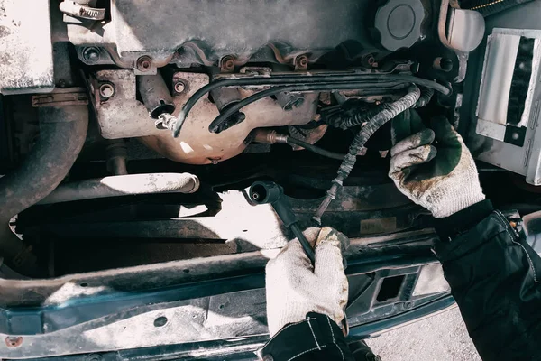 Substituindo Fios Alta Tensão Motor Carro Homem Mecânico Reparar Veículo — Fotografia de Stock