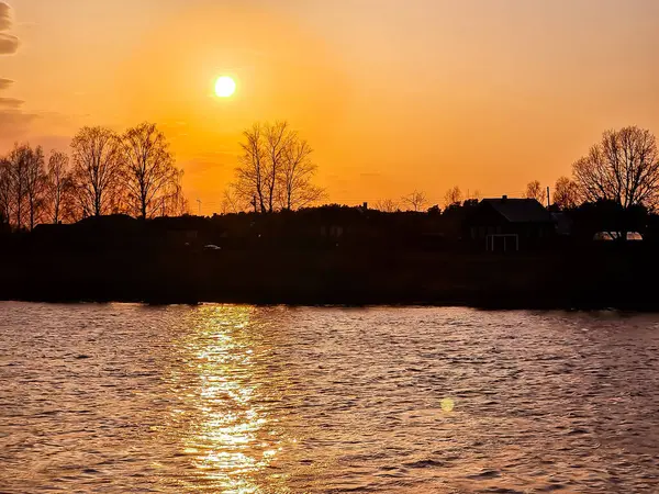 Pôr Sol Sobre Rio Sol Reflete Água Caminho Luz Solar — Fotografia de Stock