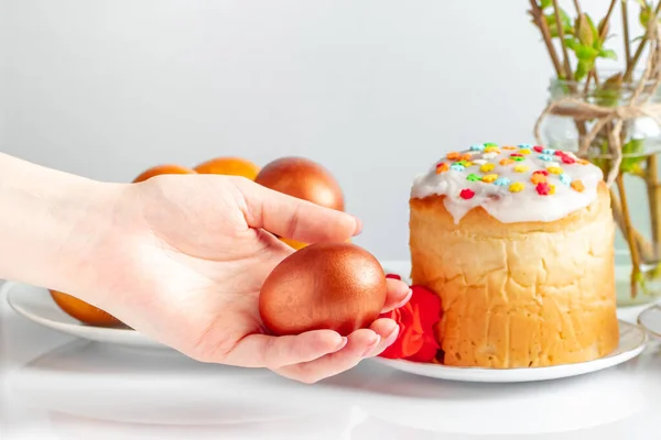 Mano Sostiene Huevo Pascua Brillante Símbolo Primavera Feliz Fiesta — Foto de Stock