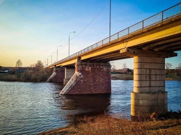 Древний Мост Через Реку Каменными Колоннами Быстрый Поток Воды Весной — стоковое фото