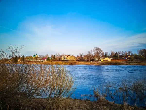 Ansicht Eines Kleinen Russischen Dorfes Flussufer Frühlingslandschaft — Stockfoto