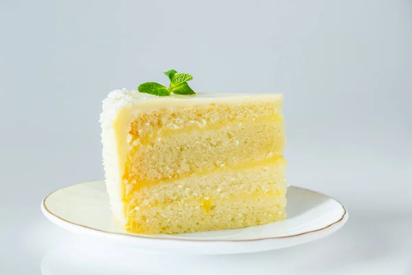 Лимонный Торт Кокосовыми Хлопьями Нежный Ванильный Десерт Сливками — стоковое фото