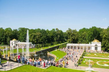 Peterhof, Rusya: 16 Temmuz 2016 - saray parkı. Çeşmelerin açılışını kutluyoruz. St. Petersburg 'un dönüm noktasını ziyaret eden turistler.
