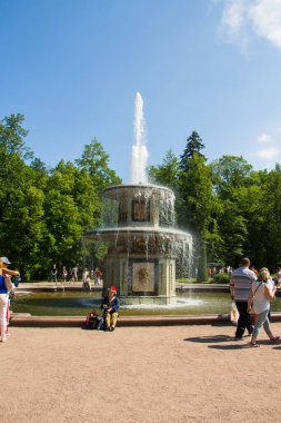 Peterhof, Rusya: 16 Temmuz 2016 - saray parkı. Çeşmelerin açılışını kutluyoruz. St. Petersburg 'un dönüm noktasını ziyaret eden turistler.