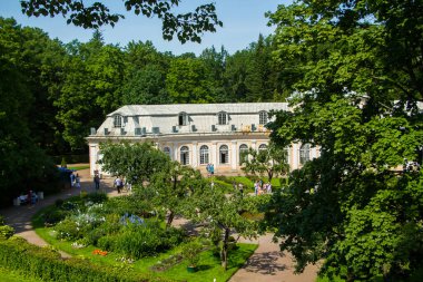 Peterhof, Rusya: 16 Temmuz 2016 - saray parkı. Çeşmelerin açılışını kutluyoruz. St. Petersburg 'un dönüm noktasını ziyaret eden turistler.
