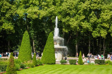 Peterhof, Rusya: 16 Temmuz 2016 - saray parkı. Çeşmelerin açılışını kutluyoruz. St. Petersburg 'un dönüm noktasını ziyaret eden turistler.