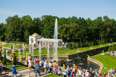 Peterhof, Rusya: 16 Temmuz 2016 - saray parkı. Çeşmelerin açılışını kutluyoruz. St. Petersburg 'un dönüm noktasını ziyaret eden turistler.