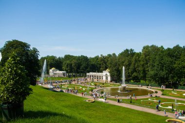 Peterhof, Rusya: 16 Temmuz 2016 - saray parkı. Çeşmelerin açılışını kutluyoruz. St. Petersburg 'un dönüm noktasını ziyaret eden turistler.