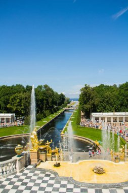 Peterhof, Rusya: 16 Temmuz 2016 - Çeşmelerin açılışını kutlamak. Büyük çağlayanlar ve altın heykeller. St. Petersburg 'un turistik merkezi..