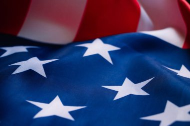 Bir Amerikan bayrağına yaklaş. Amerika 'nın kültürü. Bağımsızlık, Anma Günü ya da İşçi Bayramı kavramı. Yıldızlar ve çizgiler.