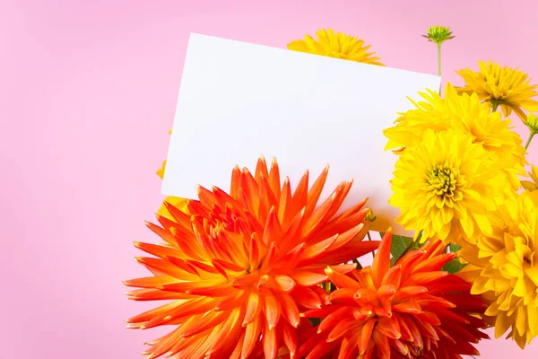 Pusta Kartka Okolicznościowa Bukiecie Żółtych Czerwonych Kwiatów Letnich Różowym Tle — Zdjęcie stockowe