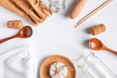 Sıfır atık. Geri dönüştürülmüş ev aksesuarları - çevre dostu çantalar, cam ve ahşap malzemeler