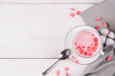 Gül yapraklı pembe kibrit. Uyku zamanı için rahatlatıcı bir içki. Beyaz arka planda moda vejetaryen çayı. Metin için yer