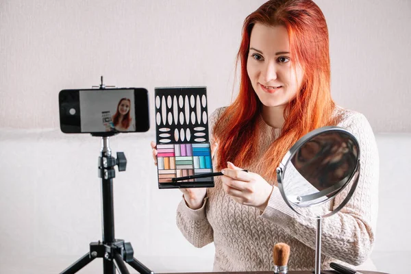 Young Woman Beauty Blogger Shows How Makeup Use Cosmetics Influencer — Stock Photo, Image