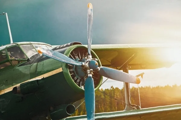 Vintage Vliegtuig Klaar Voor Vertrek Achtergrond Van Een Stormachtige Lucht — Stockfoto