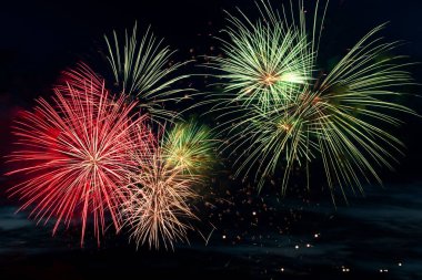 Siyah arka planda renkli havai fişekler. Kutlama ve tatil konsepti. Bağımsızlık Günü 4 Temmuz, Yeni Yıl, festival. Gökyüzündeki parlak ışık patlamaları. Metnin için yer.