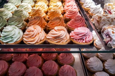 Şekerleme dükkanının vitrininde lezzetli tatlılar. Taze hamur işleri, çörekler, kekler.