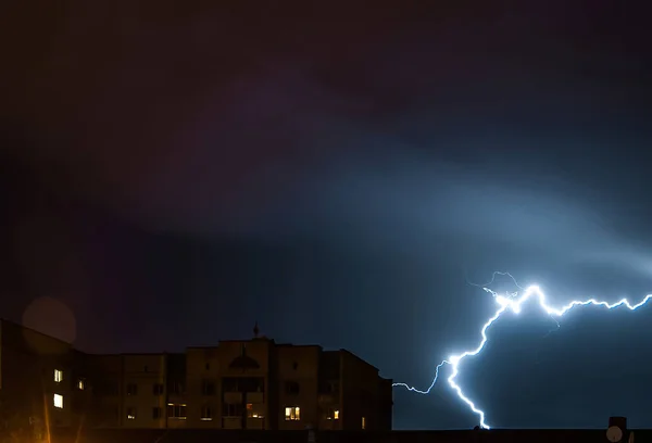 Blesk Noční Obloze Bouřka Nad Městem Bouřlivé Tmavé Mraky Deštivé — Stock fotografie