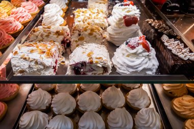 Şekerleme dükkanının vitrininde lezzetli tatlılar. Taze hamur işleri, çörekler, kekler.