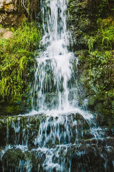 Desfoque Movimento Cachoeira Nas Montanhas Salpicos Água Exposição Longa Foco — Fotografia de Stock