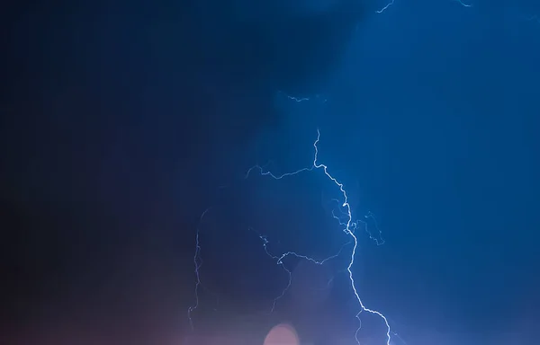 Foudre Dans Ciel Nocturne Orage Sur Ville Nuages Sombres Orageux — Photo