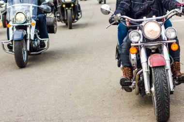 Motosiklet yolculuğu. Motosikletliler yolda gidiyor. Motosikletlerin ön görüntüsü.