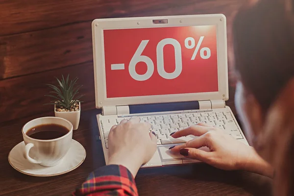 女性はラップトップを使ってオンラインで買う オンラインショッピング 販売と季節割引 ブラック フライデーのコンセプト — ストック写真
