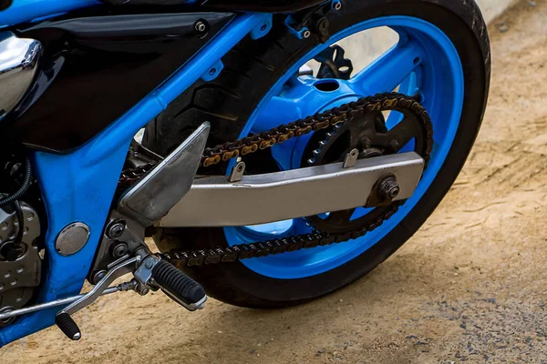 Roue arrière de la moto. Transmission par chaîne. Belle moto bleue. — Photo