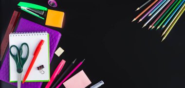 Okul konseptine geri dönelim. Tahta üzerine ofis malzemeleri. Sancak biçimi