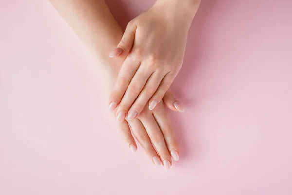 Hermosas Manos Femeninas Sobre Fondo Rosa Spa Concepto Cuidado Corporal —  Fotos de Stock