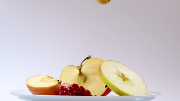 Gelukkig Rosh Hashanah. Honing gieten op appels en granaatappels op witte ondergrond. Concept van de Joodse feestdag Nieuwjaar. — Stockvideo
