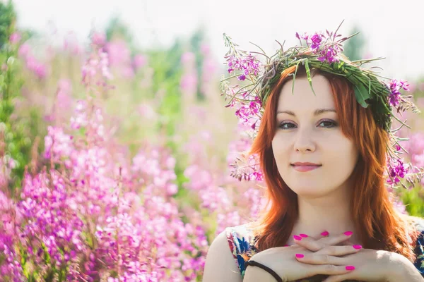 Joven Hermosa Mujer Pelirroja Con Una Corona Flores Silvestres Rosadas —  Fotos de Stock