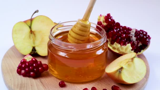 나무 배경에는 꿀, 사과, 석류가 있다. 즐거운 로스하샨 나. 전통적 인 유대 명절 새해 상징. — 비디오