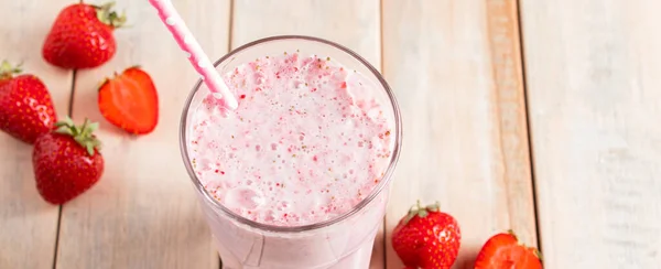 Milkshake Med Jordgubbar Kall Sommardryck Med Bär Träbakgrund Banner Format — Stockfoto