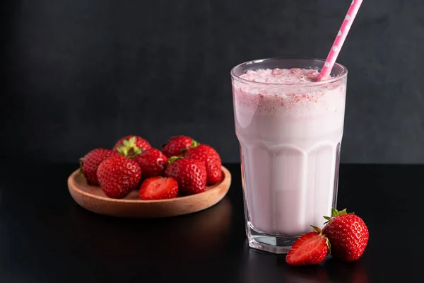 Milchshake Mit Erdbeeren Auf Schwarzem Hintergrund Sommergetränk Glas Mit Papierstroh — Stockfoto