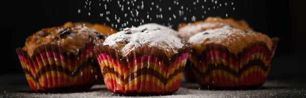 Muffins Saborosos Açúcar Confeiteiro Fundo Preto Processo Fazer Bolos Caseiros — Fotografia de Stock