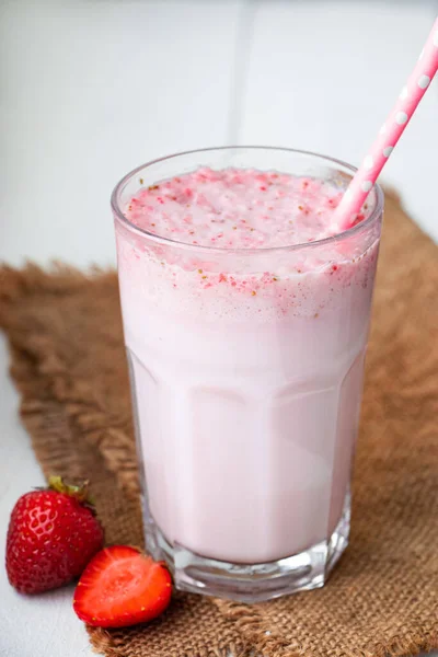 Kall Milkshake Med Jordgubbar Vit Bakgrund Sommardryck Ett Glas Med — Stockfoto