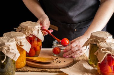Kadın konserveleri ve sebzeler. Domateslerin mayalanma süreci. Sağlıklı ekolojik gıda.