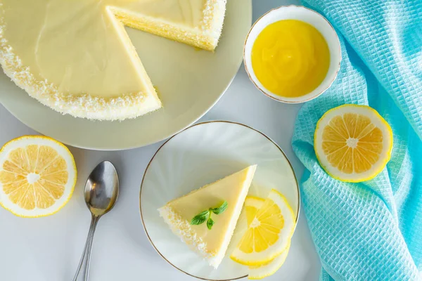 Lemon cake with coconut flakes and white cream, vanilla holiday dessert. — Stock Photo, Image