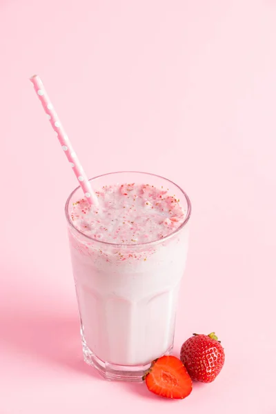 新鲜奶昔 带有草莓粉红的背景 夏天喝着一杯浆果 案文的位置 — 图库照片