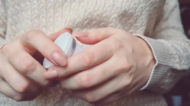 La mujer abre un frasco de pastillas. Concepto de tratamiento y medicina. Las manos vierten las cápsulas del vial. Estilo de vida saludable, complementos alimenticios. — Vídeos de Stock