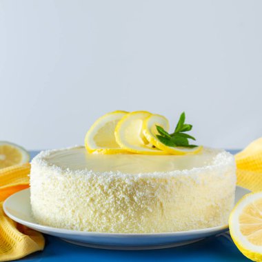 Limonlu bisküvi, hindistan cevizli gevrek. Beyaz krem peynirli leziz bir pasta..